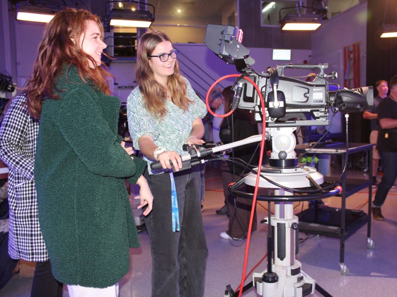 student showing teacher camera aana olykan 16042025 smal